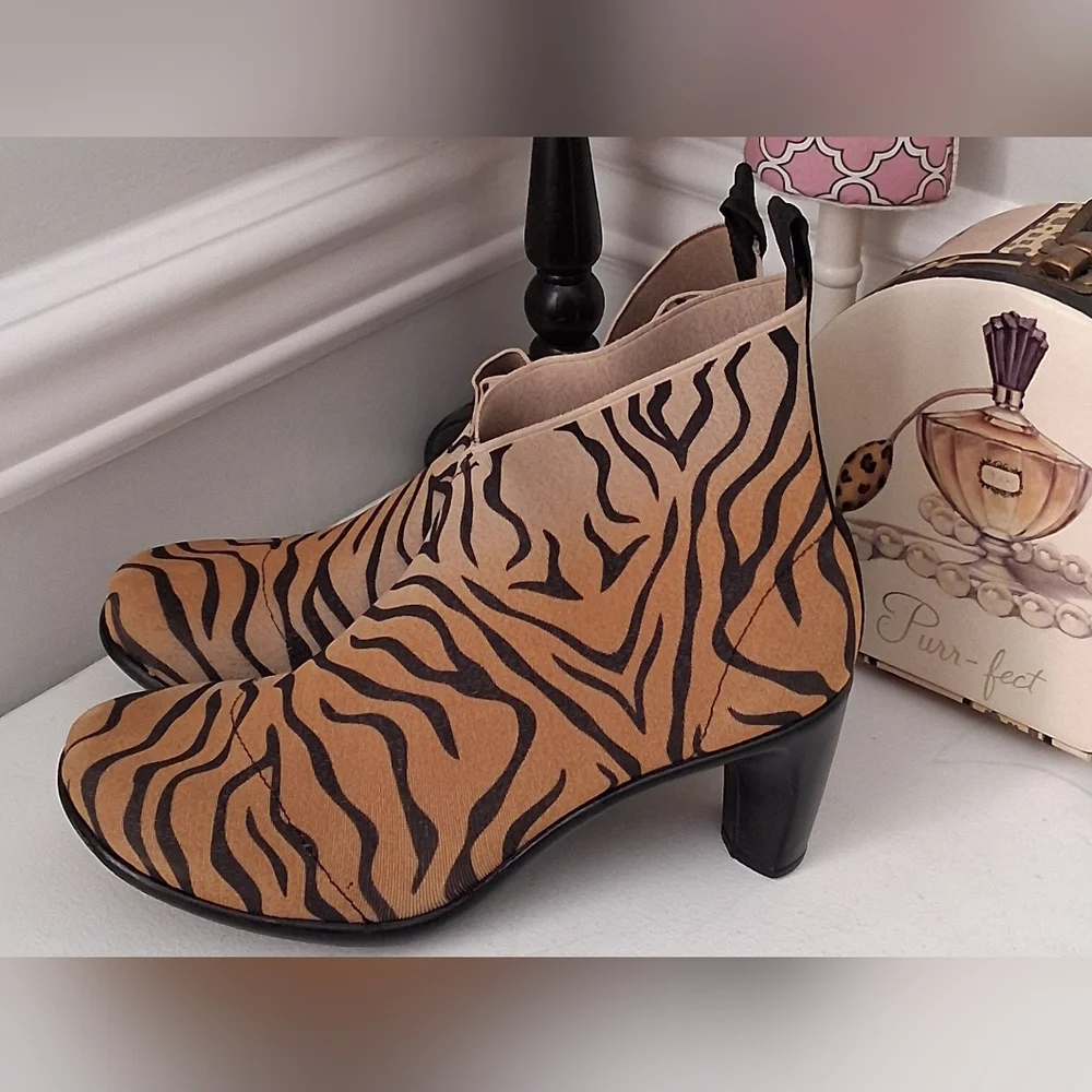 CHARLESTON SHOE CO. Tan & Black Telfair Tiger Ankle Boots Sz 6 Pre-Owned - Picture 6 of 13